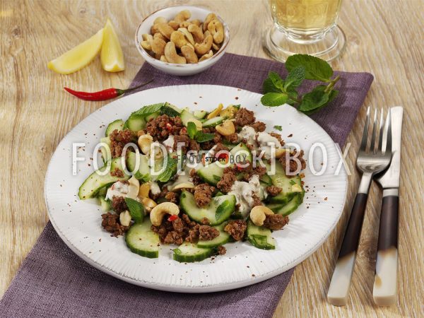 Scharfer Gurkensalat mit Hackfleisch und Cashew-Dressing