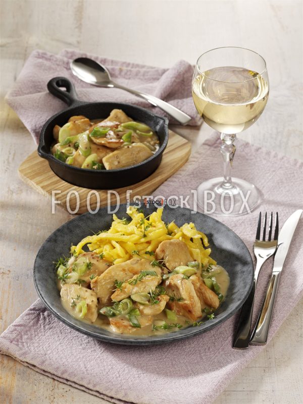 Schnelles Frikassée in Senfrahm und Spätzle
