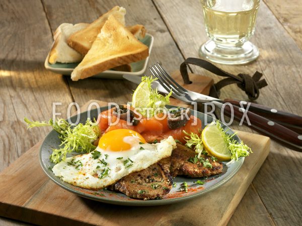 Schnitzel à la Holstein aus der Pfanne