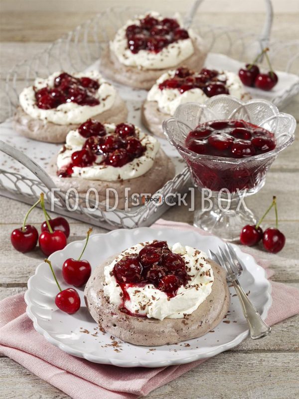 Schoko Pavlova mit Kirschkompott