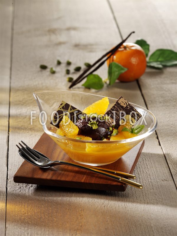 Schokoladencreme mit Pistazien und Mandarinensauce