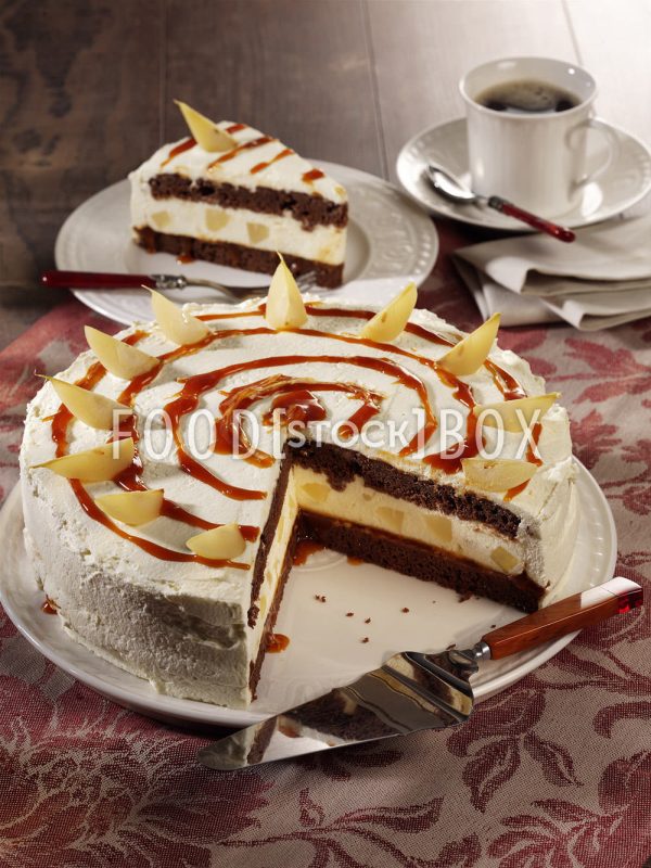 Schokoladen-Birnen-Torte mit Hagebutten Konfitüre