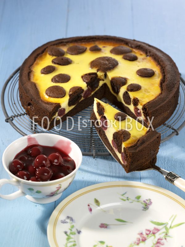 Schokoladen-Käsekuchen mit Kirschen