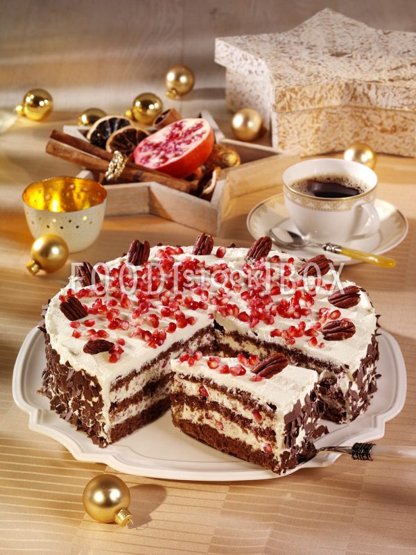 Schokotorte mit Granatapfel und Sahne