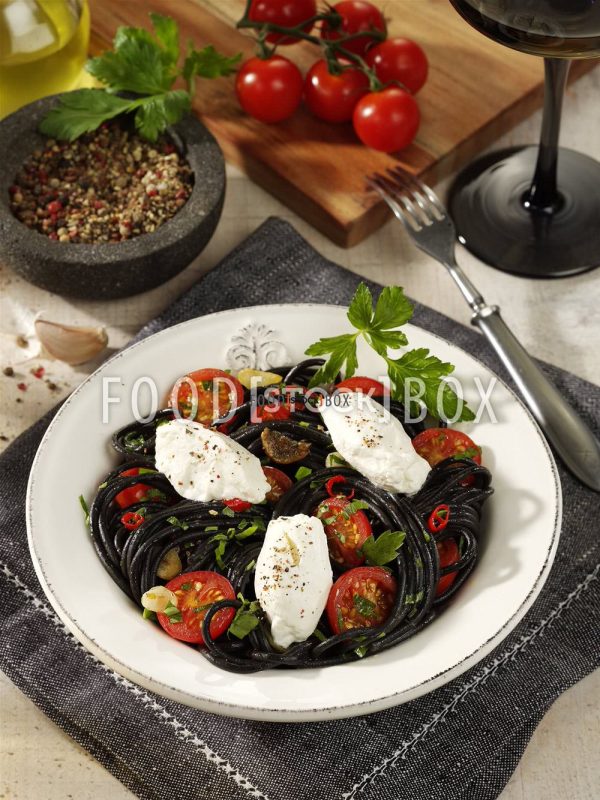 Schwarze Spaghetti mit Robiola