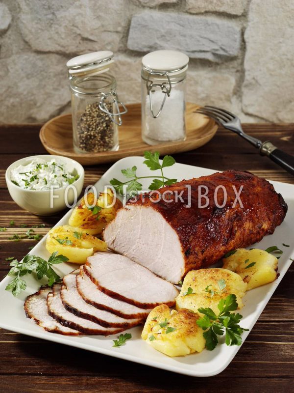 Schweinebraten mit zerdrückten Kartoffeln