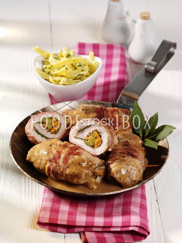 Schweinerouladen im Speckmantel mit Möhren, Essiggurken und Senf