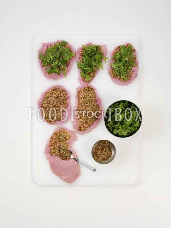 Schweinerouladen im Speckmantel mit Möhren, Essiggurken und Senf   Step 3