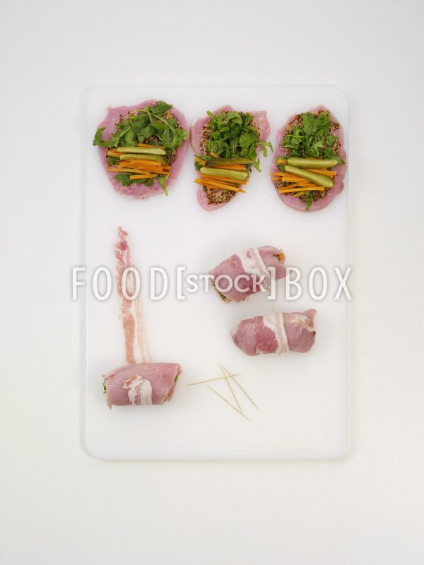 Schweinerouladen im Speckmantel mit Möhren, Essiggurken und Senf   Step 4