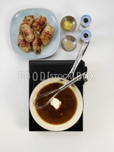Schweinerouladen im Speckmantel mit Möhren, Essiggurken und Senf   Step 6