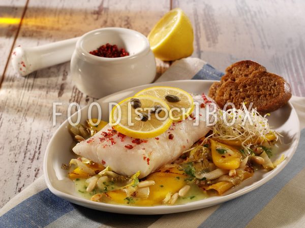 Seelachsfilet in Zitronen-Kapern Sud