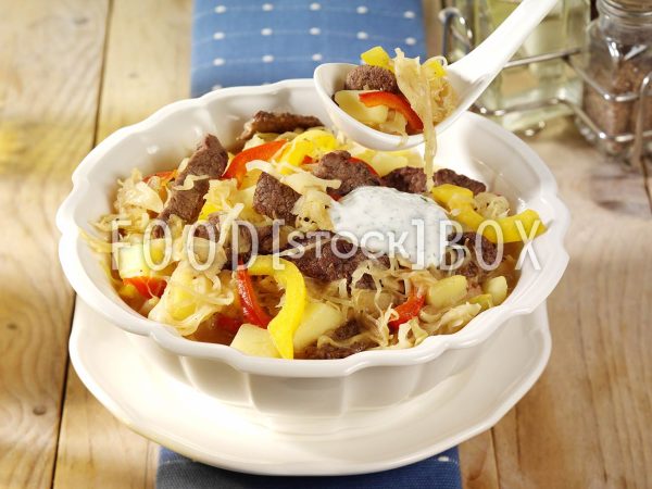 Sauerkraut-Eintopf mit Rindersteak