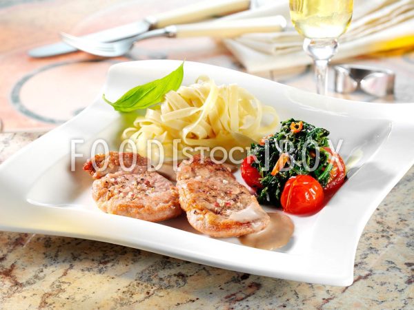 Scaloppine mit Nudeln und Spinat
