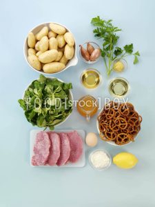 Schnitzel mit Brezelpanade auf lauwarmen Kartoffelsalat Step  1