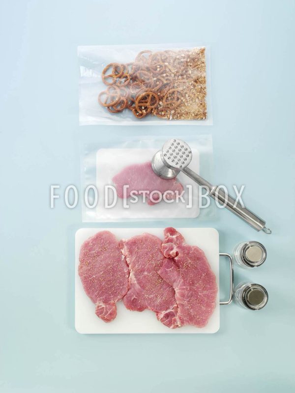 Schnitzel mit Brezelpanade auf lauwarmen Kartoffelsalat Step  4