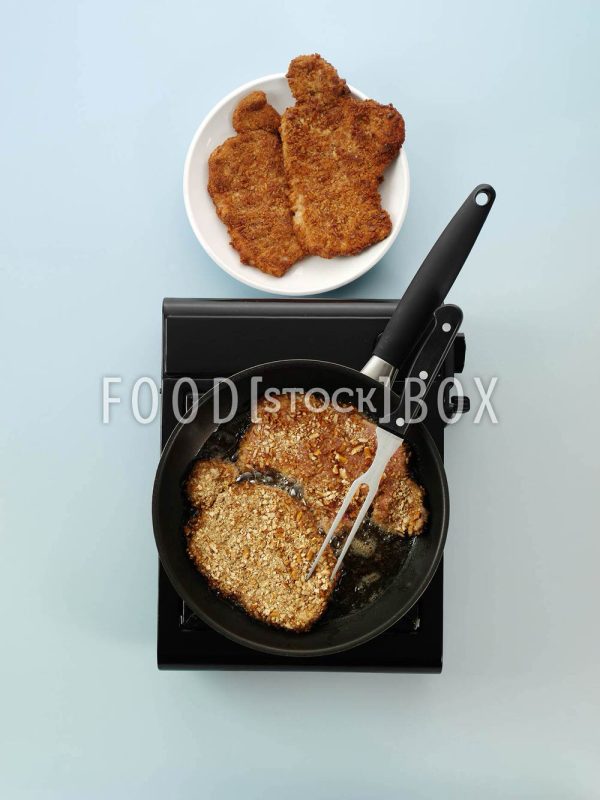 Schnitzel mit Brezelpanade auf lauwarmen KartoffelsalatStep 6