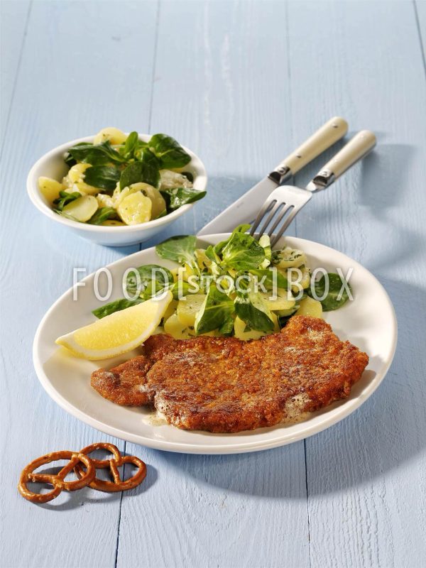 Schnitzel mit Brezelpanade auf lauwarmen Kartoffelsalat