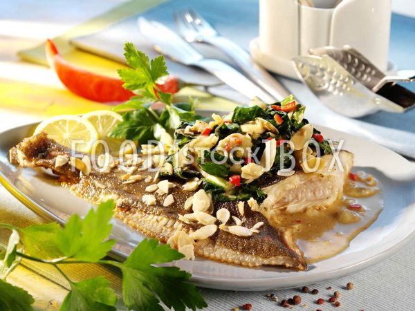 Gebratene Scholle auf Knoblauch-Mangold-Gemüse