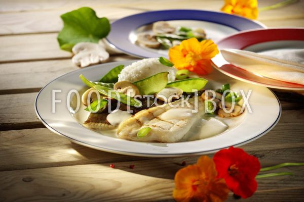 Gegrillte Schollenfilets auf einer Rahmsauce von Kapuzinerkresse mit Carmargue-Reis