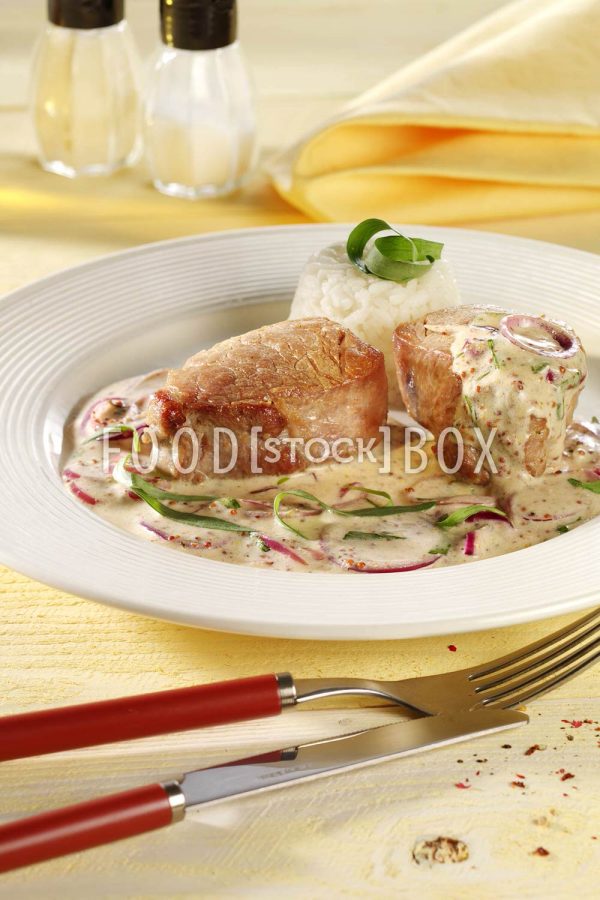 Schweinemedaillons mit Estragon-Senf-Sauce