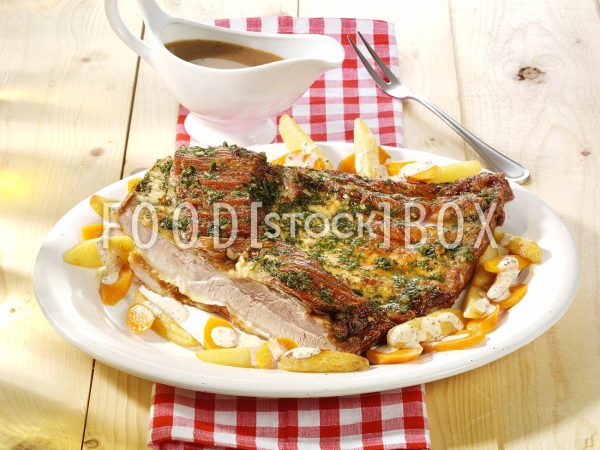 Schweinebauch auf Kartoffeln und Möhren
