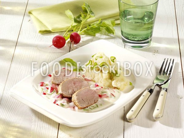 Schweinefilet mit Radieschen und Schnittlauch