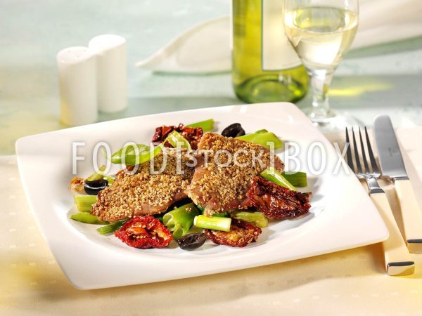 Schweinefilet im Sesammantel im Tomatenbett