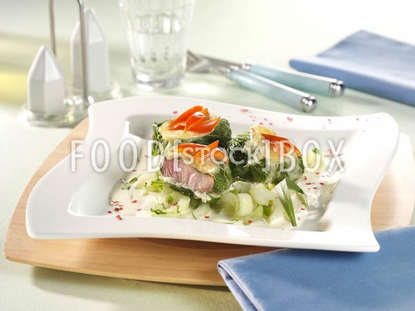 Überbackene Schweinefilets im Mangoldmantel
