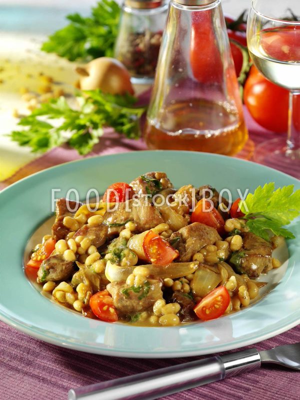 Schweinegulasch mit weißen Bohnen