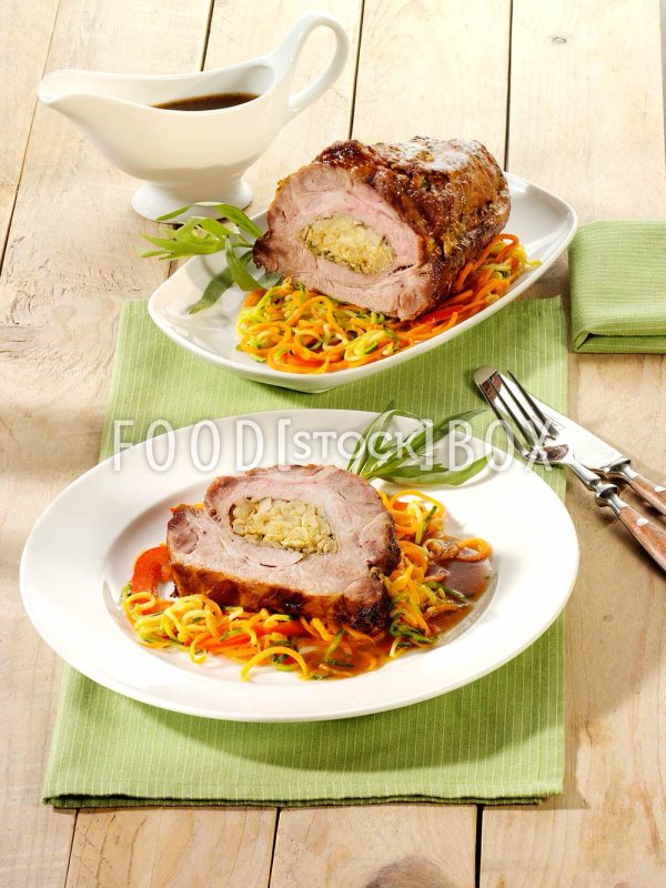 Gefüllter Schweinenacken auf buntem Gemüse