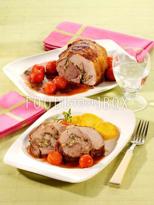 Schweinerollbraten auf Tomaten