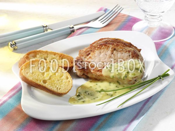 Schweinesteaks in Schnittlauch-Senf-Butter