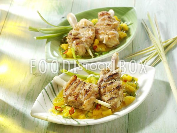 Seeteufel-Medaillons am Spieß an Mango-Lauch-Sauce