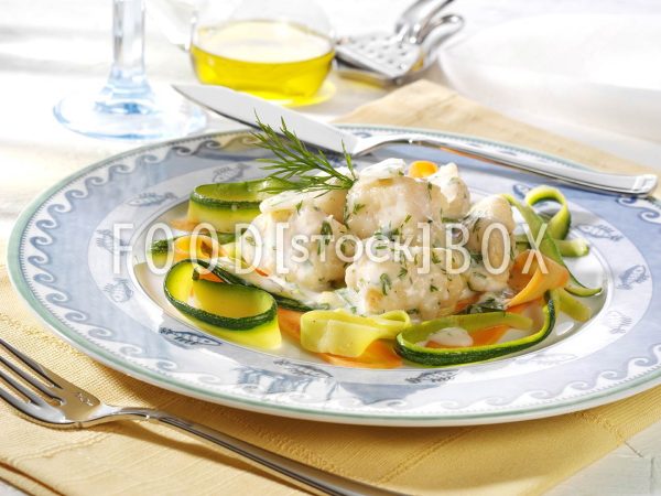 Seeteufel auf Möhren- und Zucchinistreifen