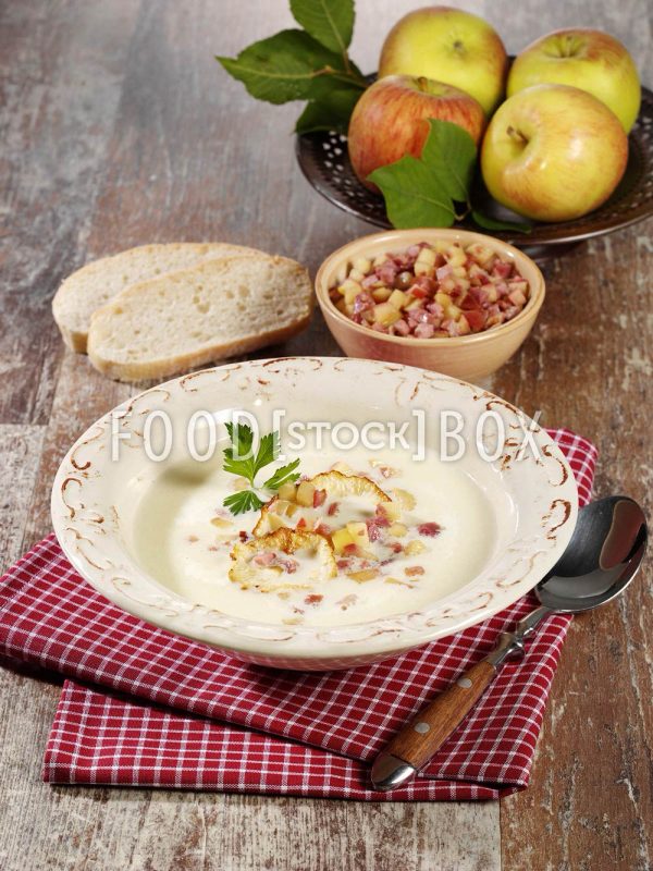 Selleriesuppe mit Apfel
