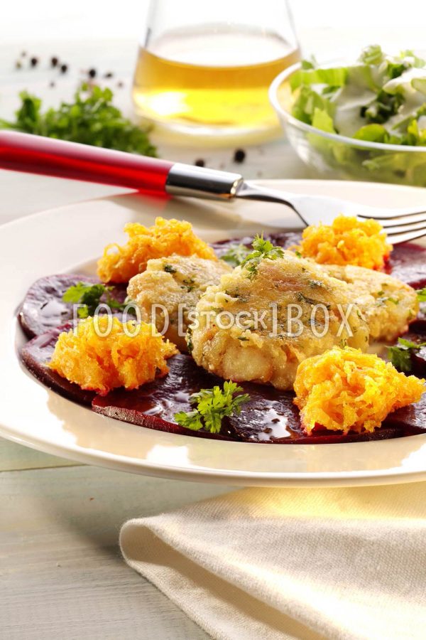 Panierte Semmelknödel mit roter Bete