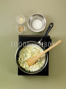 Spaghetti in Zucchini-  und Thymiansauce Step5