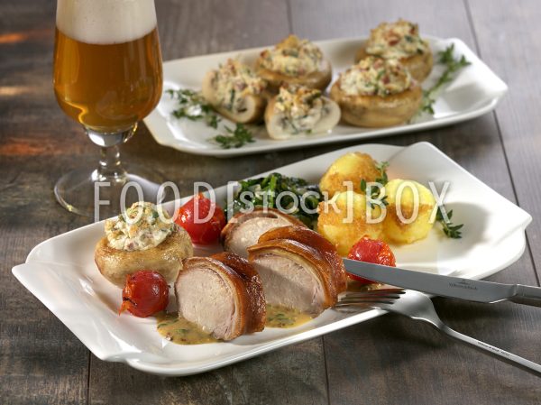 Spanferkelbraten mit gefüllten Pilzen