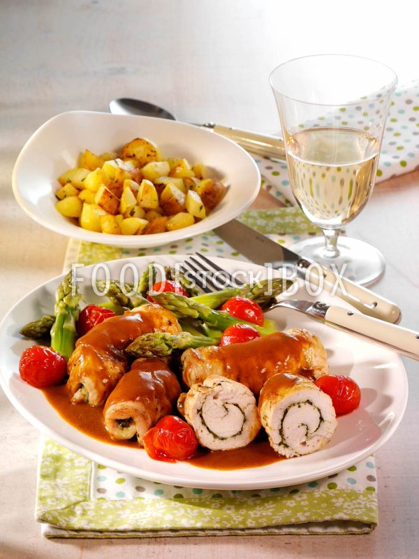Spargel mit Schnitzelröllchen