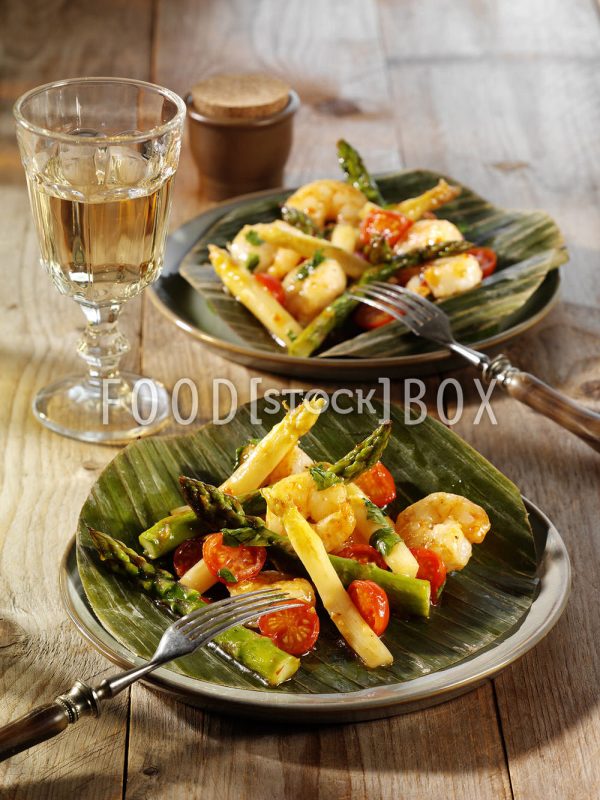 Spargel im Bananenblatt