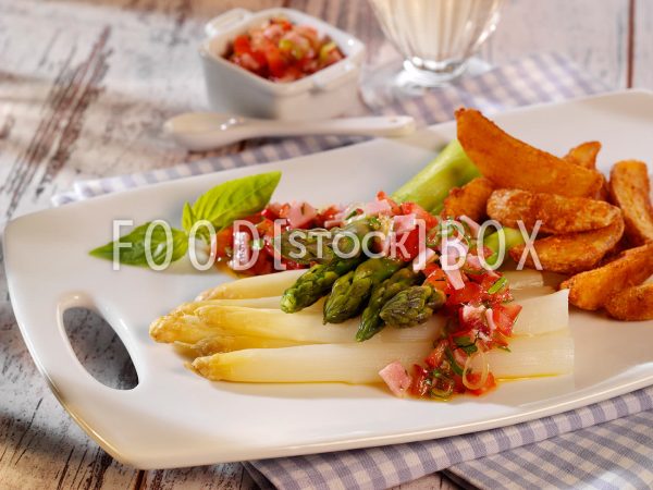 Spargel mit Tomatensalsa