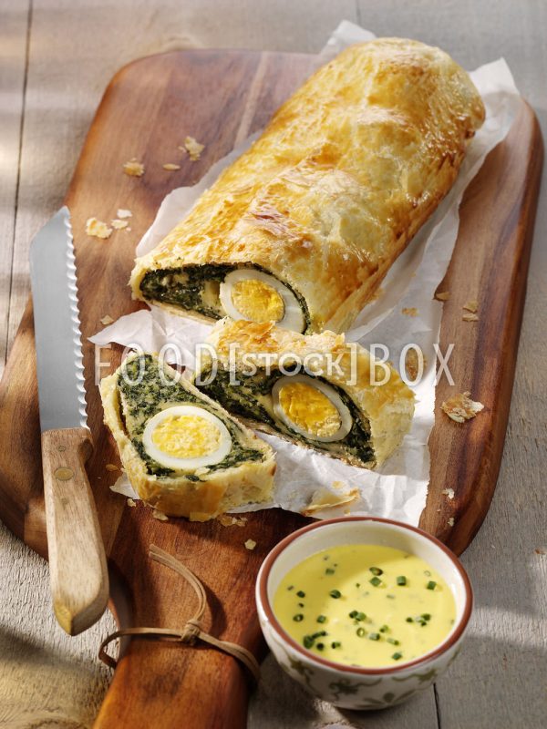 Spinatstrudel mit Ei und Safransauce