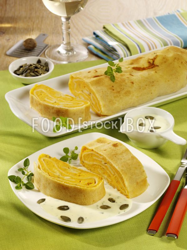 SteckruÃàbenstrudel mit Frischkäsesauce
