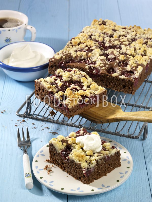 Streuselkuchen mit Kirschen und Schokolade