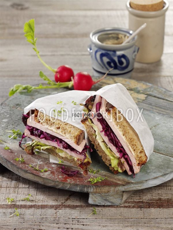 Stulle mit Leberkäse und Rotkrautsalat süßer Senfcreme
