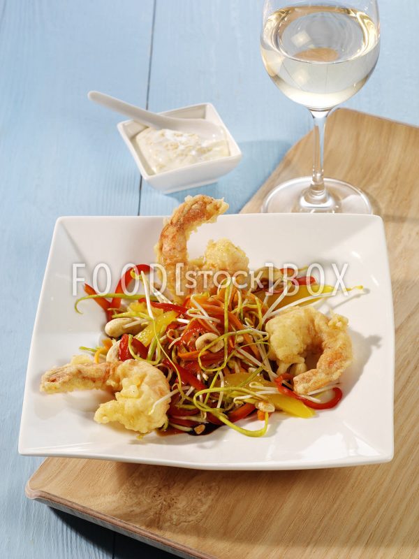 Tempura-Garnelen mit Wasabi-Sesam-Dip auf asiatischem Gemüsesalat