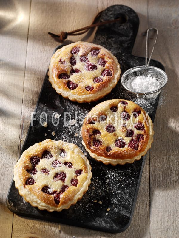 Törtchen mit Mandelcreme und Kirschen