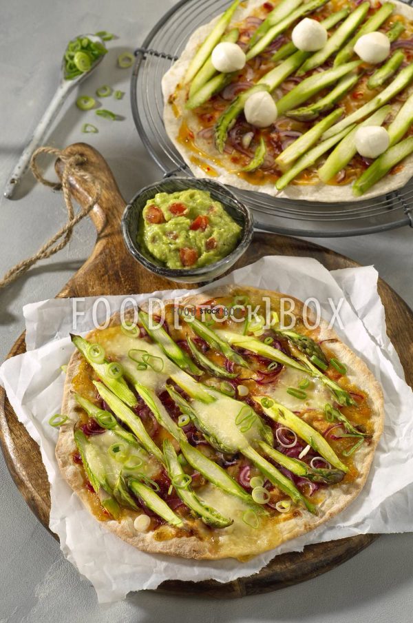 Tortilla-Pizza mit grünem Spargel