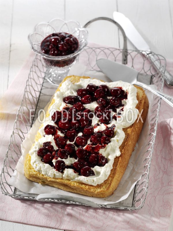 Tres-Leches-Kuchen mit Kirschkompott