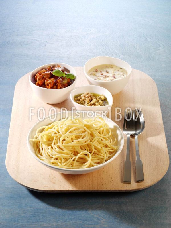 Spaghetti mit Knoblauch und Nüssen